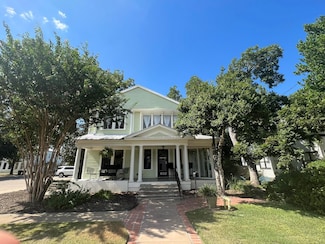 632 Walnut St, Columbus, TX 78934