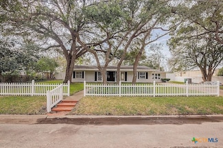 101 E Loma Vista Ave, Victoria, TX 77901