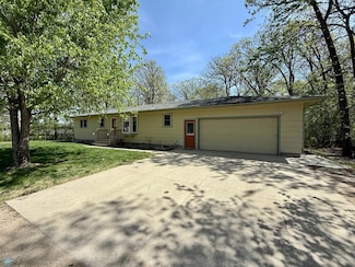 6914 1st St N, Moorhead, MN 56560