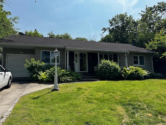 2 Paulding St, Huntington, NY 11743