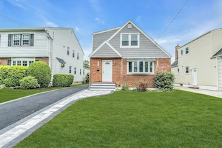 193 Beech St, Floral Park, NY 11001