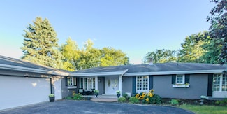 8 Meadowbrook Ln, Appleton, WI 54914