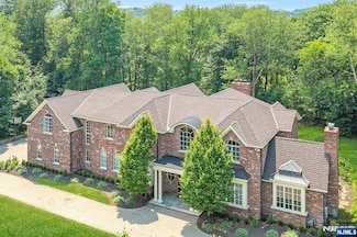 356 Indian Trail Dr, Franklin Lakes, NJ 07417