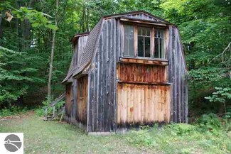 5062 Indian Hill Rd, Honor, MI 49640