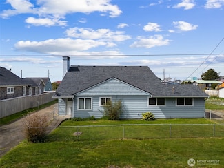 34 4th St S, Pacific Beach, WA 98571