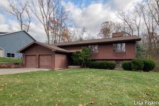 42 Robinhood Dr SE, Grand Rapids, MI 49546