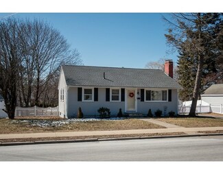 157 School St, Woburn, MA 01801