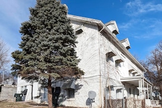 832 W 8th St, Davenport, IA 52802