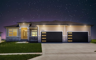 17322 N Valley Dr, Urbandale, IA 50323