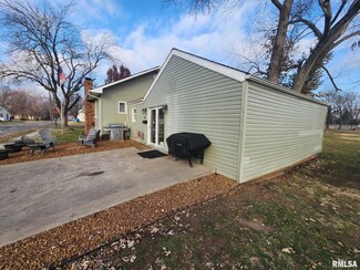 1102 Grayson St, Benton, IL 62812