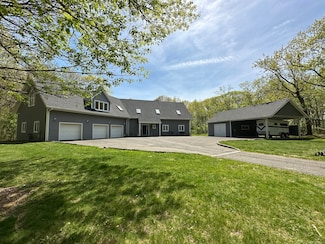 28 Drewbarrie Ln, Easton, CT 06612