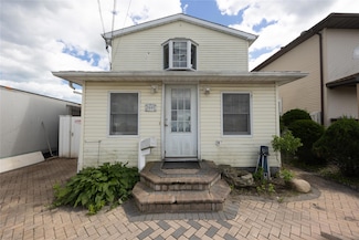 3680 Naomi St, Seaford, NY 11783