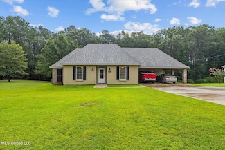 215 E Mccormick Dr, Richton, MS 39476