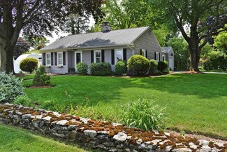 4 Mayfield St, Greenville, RI 02828
