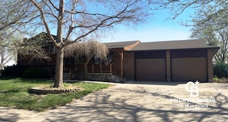 1622 E Crestway Dr, Garden City, KS 67846