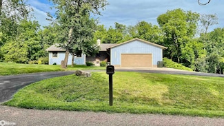 2002 S 7th St, Oskaloosa, IA 52577