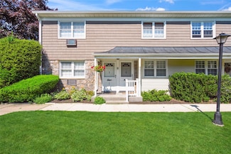 4428 Wilshire Ln Unit J28, Oakdale, NY 11769