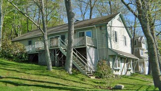 46 Oak St, Boothbay Harbor, ME 04538