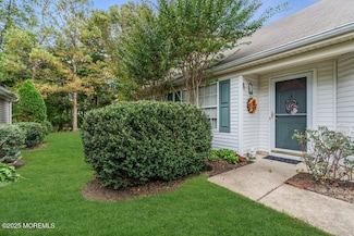 8 Schoolhouse Ln, Lakewood, NJ 08701