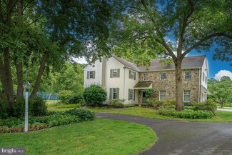 4 Old Barn Ln, Malvern, PA 19355