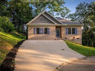 6 Squires Dr, Saint Albans, WV 25177