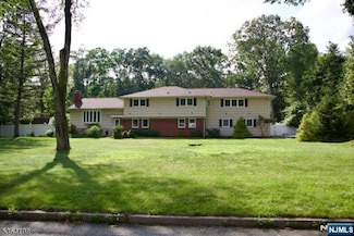 2 Windsor Rd, Morris Plains, NJ 07950
