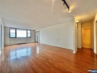 250 Gorge Rd Unit 23A, Cliffside Park, NJ 07010
