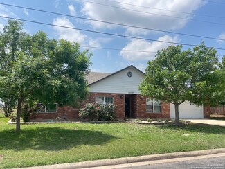 607 33rd St, Hondo, TX 78861