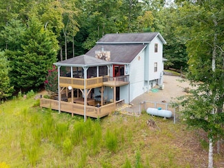 371 Country Side Ln, Hayesville, NC 28904