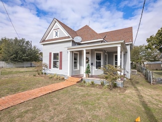 305 W 5th St, Ferris, TX 75125