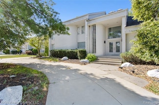 5727 Royal Wood, West Bloomfield, MI 48322