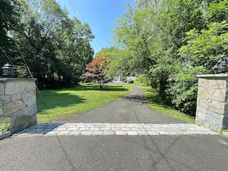 42 Taagan Point Rd, Danbury, CT 06811