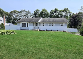 8 Milhouse Ln, Lake Grove, NY 11755