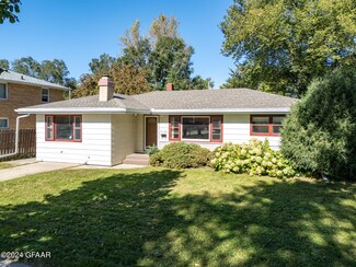 2122 10th Ave N, Grand Forks, ND 58203