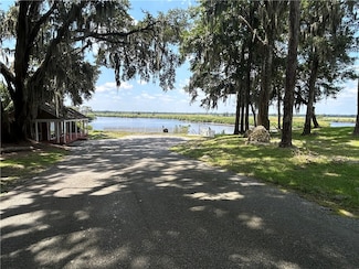 1044 Plantation Dr, Darien, GA 31305