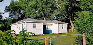 2039 Summit Dr, Oak Grove, MO 64075