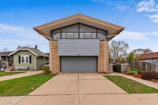 8915 W Becher St, Milwaukee, WI 53227