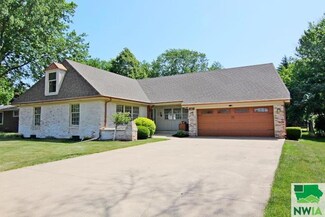 917 Angier Dr, Storm Lake, IA 50588