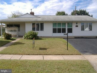 274 Pinewood Dr, Levittown, PA 19054