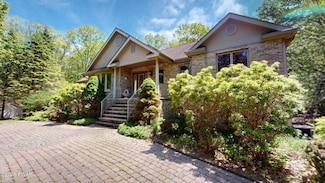 147 Fetlock Dr, Hawley, PA 18428