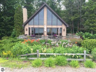 8575 N Bayshore Dr, Elk Rapids, MI 49629