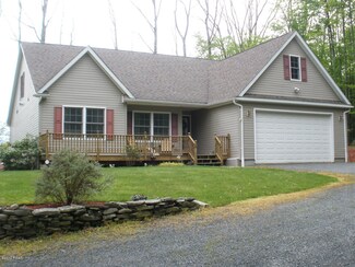 43 Fermoy Ln, Waymart, PA 18472