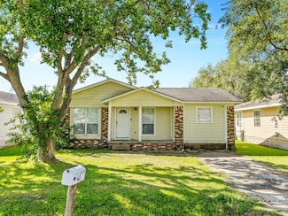 219 E Beecher Ave, Palacios, TX 77465