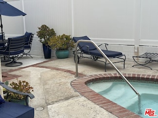 530 S Barrington Ave Unit 210, Los Angeles, CA 90049