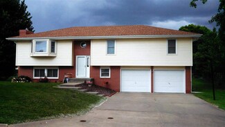 904 Davis Dr, Manhattan, KS 66502