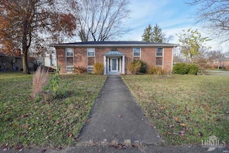 2900 W Twickingham Dr, Muncie, IN 47304