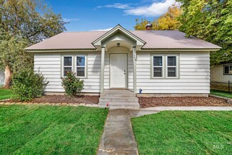 248 Maple St, Castleford, ID 83321