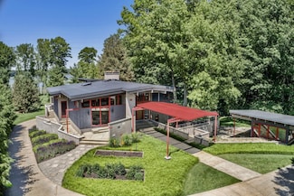 6465 Sandhill Ln, Fennville, MI 49408