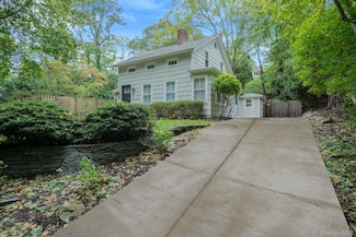 69 Hollow Rd, Stony Brook, NY 11790