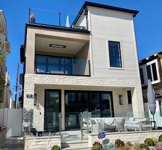 203 Sapphire Ave, Newport Beach, CA 92662